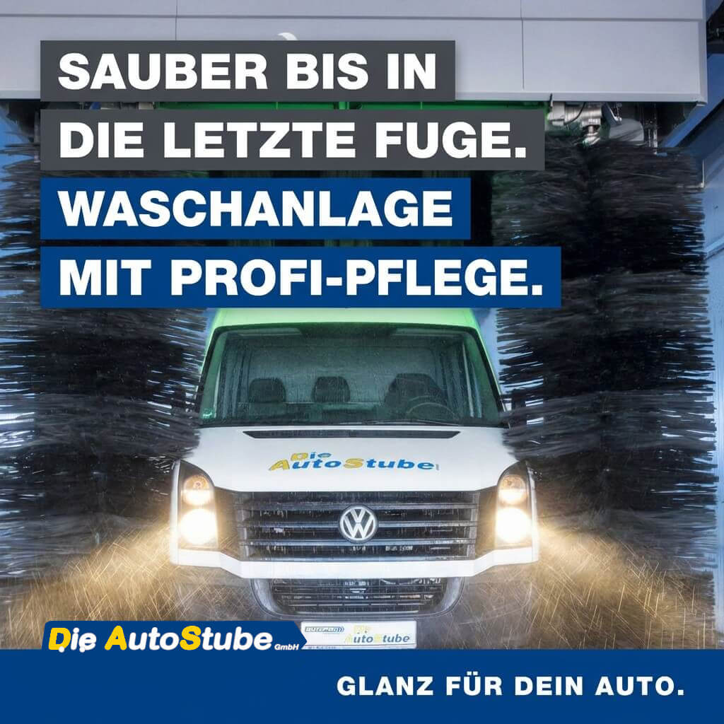 Profi-Waschanlage für dein Auto – Die Autostube Social-Media-Motiv GenKI-Bild: Quadratisches Social-Media-Motiv einer laufenden Waschanlage mit Auto, links darüber weiße Headline auf dunkelgrauen und blauen Balken, unten ein blauer Streifen mit autopro-Logo und Claim „GLANZ FÜR DEIN AUTO.“